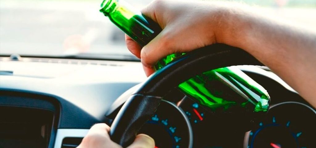Consumo de bebida alcóolica ao volante.